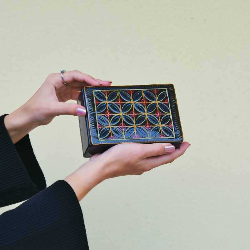 Scatola con coperchio decorato in smalto nero